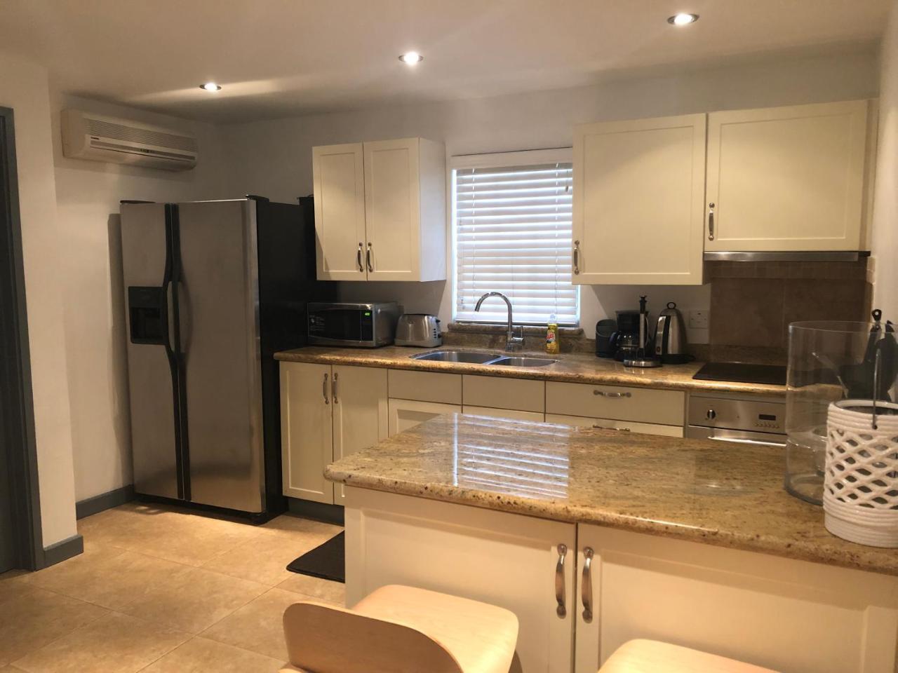 Brownes Condominium 1 布里奇敦 外观 照片